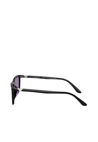 Occhiali da sole in plastica nera con lenti viola, design piatto e un accento argentato vicino alle cerniere. Presentano il marchio sulla montatura interna.