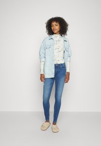 ONLY ONLCORAL - Calças de ganga de corte skinny - light blue denim