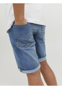 Shorts de mezclilla en azul claro con dobladillos enrollados, que cuentan con dos bolsillos traseros y costuras en contraste para un detalle adicional.