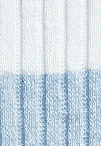 Rippstrickstoff mit abwechselnden Streifen in Weiß und Hellblau, weicher Textur und markanten horizontalen Mustern.