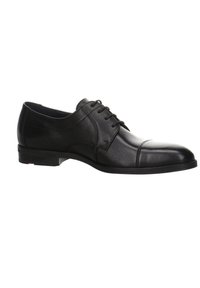 Chaussure noire en cuir à lacets avec une finition lisse, bout arrondi, détails de couture subtils et une semelle texturée à profil bas.