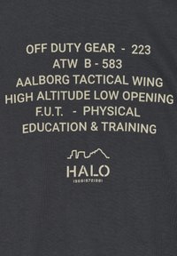 Czarny granatowy t-shirt z białym napisem. Napis zawiera "OFF DUTY GEAR", "AALBORG TACTICAL WING" oraz logo z napisem "HALO" i grafiką gór.