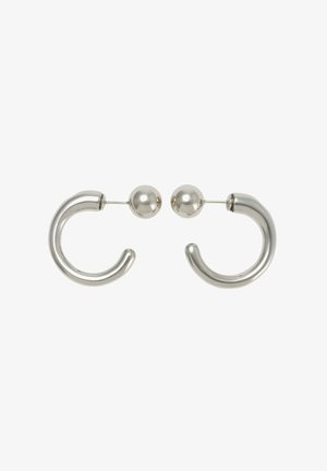 Set zilverkleurige open oorringen met bolvormige studs en korte pennen voor doorboorde oren, afgebeeld op een witte achtergrond.