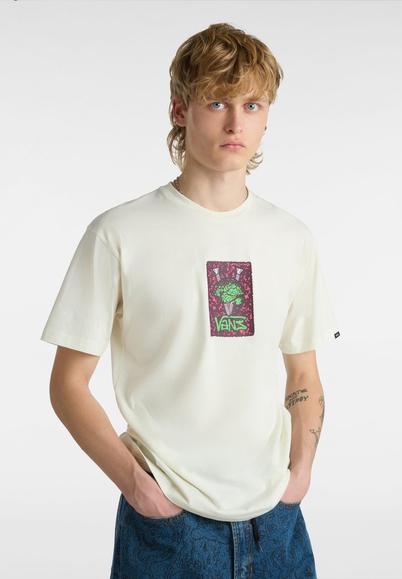 Weißes T-Shirt mit kurzen Ärmeln aus Baumwolle, mit einem rechteckigen Grafikdesign in Pink, Grün und Schwarz, mit dem "Vans"-Logo in der Mitte.