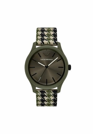 Reloj verde oliva con una esfera redonda gris oscura, marcadores de horas negros y una correa con patrón de damero en negro, blanco y verde.