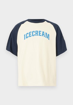 Kremna kratka majica s kratkimi rokavi in mornarsko modrimi raglan rokavi, na sprednji strani je zaobljen napis "ICECREAM" v modri barvi. Iz bombažnega materiala.