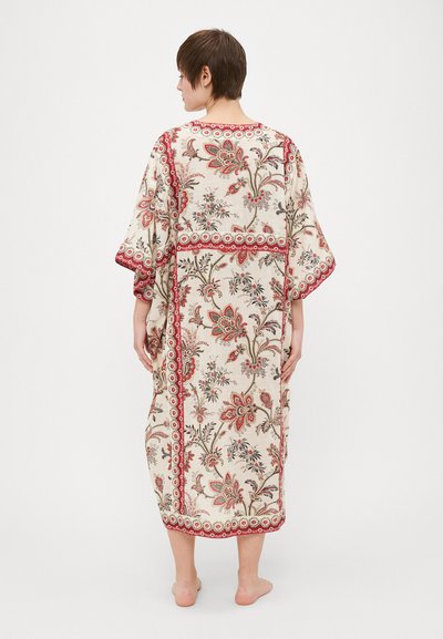 Prenda larga y holgada de estilo kimono hecha de un tejido liviano. Fondo crema con intrincados patrones florales en rojo y verde.