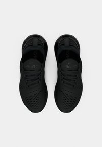 Schwarze Sportschuhe mit einem Obermaterial aus Mesh mit Perforationen, einer abgerundeten Zehenpartie und strukturierten Details an den Seiten und der Sohle.