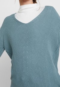 KIOMI Stickad tröja - light green