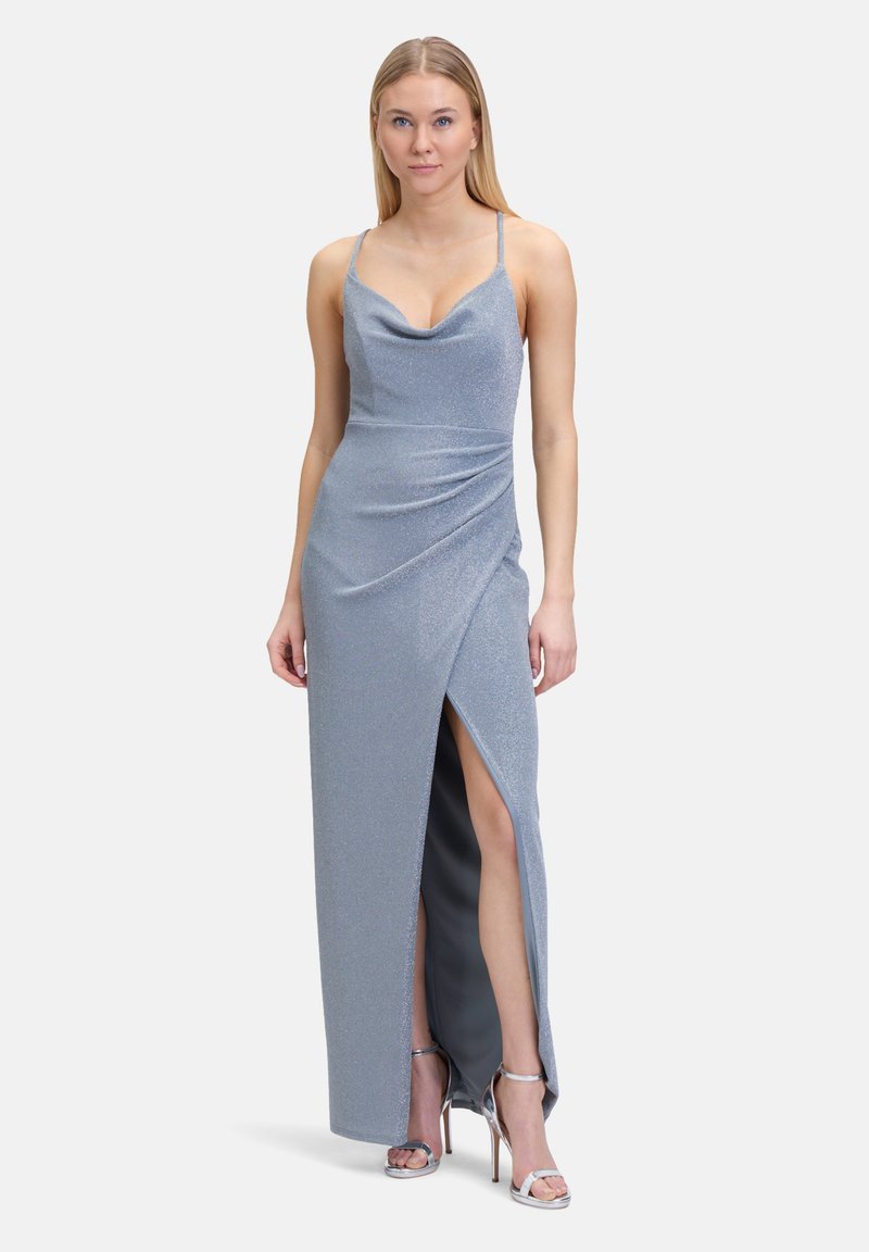 Srebrna, błyszcząca sukienka maxi z dekoltem typu cowl, regulowanymi ramiączkami i rozcięciem sięgającym uda z jednej strony. Gładka tekstura, dopasowany krój.