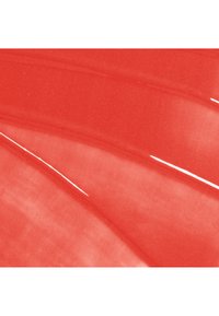 Liquide ou gel rouge lisse et brillant avec des reflets de lumière et une texture subtile, présenté en gros plan.