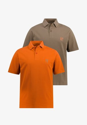 Dwie koszulki polo: jedna w jasnym odcieniu pomarańczowym, a druga w stonowanym khaki. Obie mają małe logo "JP" oraz klasyczny design z kołnierzykiem i guzikami.