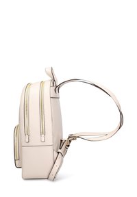 Zaino in pelle color crema con due cerniere anteriori, una tracolla regolabile e sottili accenti dorati. Texture liscia e forma strutturata.