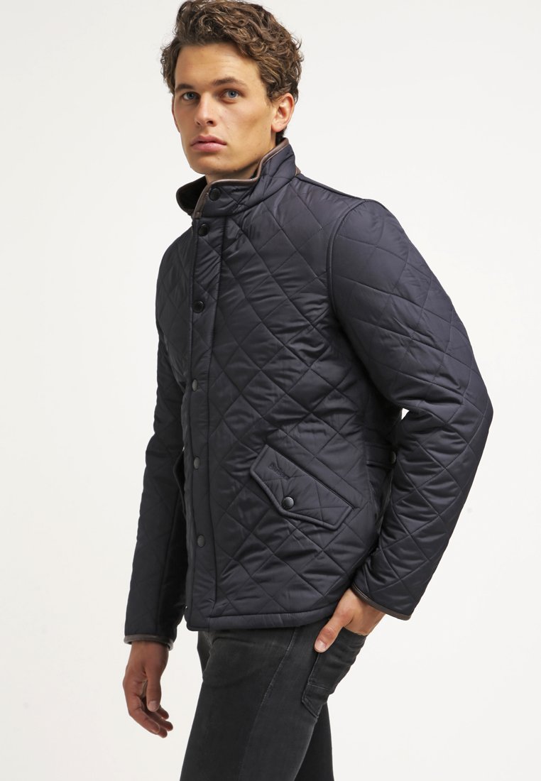 Marineblau gesteppte Jacke mit hohem Kragen, Druckknöpfen und Seitentaschen. Verfügt über ein strukturiertes, gepolstertes Design für Wärme und Stil.