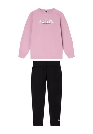 Felpa rosa EA7 Emporio Armani con logo e leggings neri con piccolo logo EA7 alla caviglia, disposti su sfondo bianco.