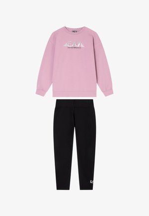 Felpa rosa EA7 Emporio Armani con logo e leggings neri con piccolo logo EA7 alla caviglia, disposti su sfondo bianco.