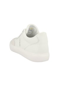 Sneaker blanche avec upper en cuir lisse, accents en daim gris sur la pointe et une semelle en caoutchouc blanche. Dotée d'un collier rembourré et d'un détail de logo.