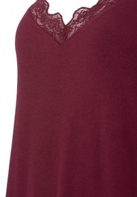 Top senza maniche color bordeaux con scollatura a V e rifinitura in pizzo, realizzato in tessuto morbido con una texture liscia e un design a vestibilità ampia.