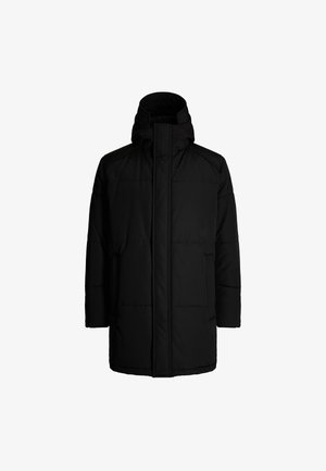 Zwarte gewatteerde jas met een hoge kraag en capuchon. Voorzien van een ritssluiting aan de voorkant, twee zijzakken en een horizontaal gewatteerd ontwerp voor isolatie.