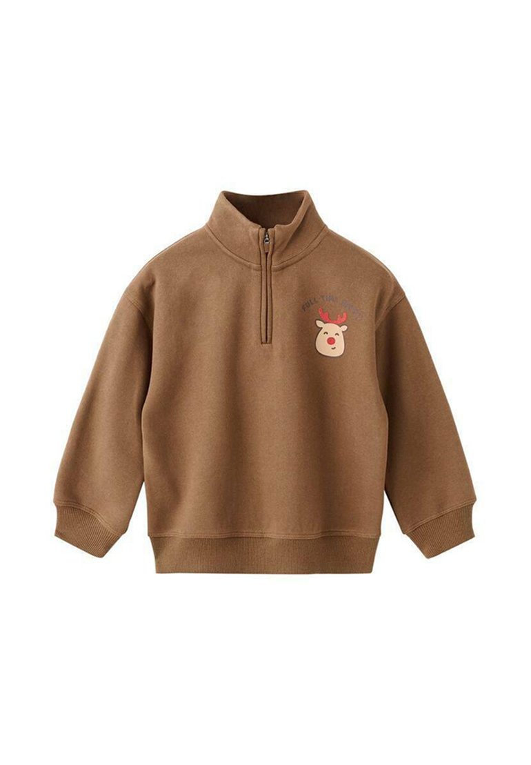 Pullover in pile marrone con collo alto e chiusura con zip. Presenta una grafica di un volto di renna sul petto. Maniche lunghe e orlo a coste.