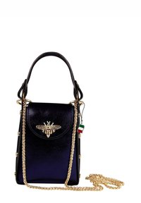 Paarse gepatineerde leren handtas met goudkleurige hardware, een bijmotief op de klep en een ketting schouderriem. Bevat decoratieve studs.