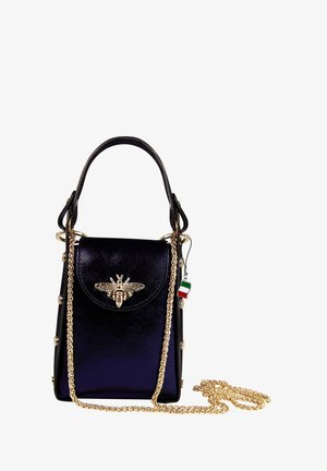 Paarse gepatineerde leren handtas met goudkleurige hardware, een bijmotief op de klep en een ketting schouderriem. Bevat decoratieve studs.