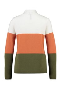 Strikket sweater med høj hals, der har vandrette striber i hvid, orange og olivengrøn, med en blød tekstur og tætsiddende, lange ærmer.