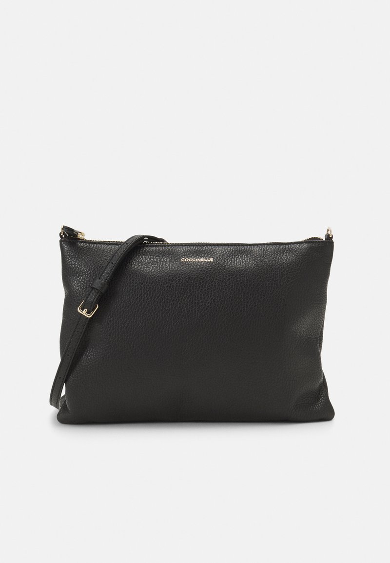Pochette en cuir noir avec une finition texturée, quincaillerie dorée et une bandoulière détachable. Fermeture zippée sur le dessus.