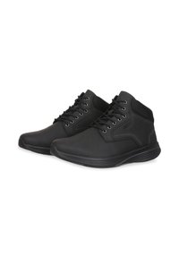 Zapatos negros de altura hasta el tobillo, hechos de material sintético suave, con cordones, un collar acolchado y una suela flexible y texturizada.