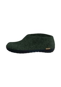 Chaussure à enfiler en feutre vert avec un bout arrondi, une découpe basse et une tige texturée. Elle dispose d'une semelle en caoutchouc noir et d'un petit accent de logo.
