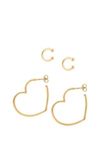 Pendientes de metal en tono dorado que presentan grandes aros en forma de corazón y dos pequeños studs circulares. Diseño elegante con una textura suave.