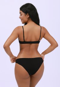 Svart bikinisett med en enkel design, tynne stropper og glatt tekstur. Bak har det en klassisk bikiniklipp og minimalt med detaljer.