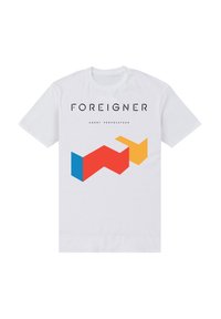 Bílý bavlněný tričko s výraznými grafikami: "FOREIGNER" v černé nad zigzagovými tvary v červené, modré a žluté. Krátké rukávy, kulatý výstřih.