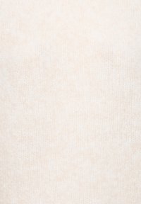 Tissu tricoté doux de couleur crème avec un motif côtelé diagonal subtil et une texture duveteuse.