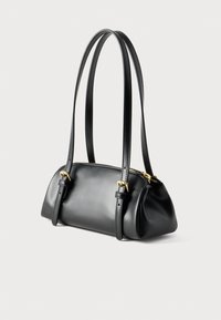 Μαύρη δερμάτινη τσάντα με στρογγυλεμένο σχήμα, δύο μακριά λουριά και μεταλλικές λεπτομέρειες φερμουάρ σε χρυσή απόχρωση. Ομαλή υφή με ελάχιστα σχεδιαστικά στοιχεία.