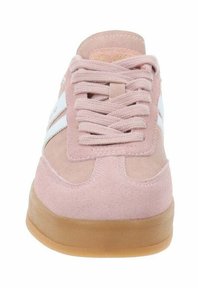 Jasnoróżowe zamszowe sneakersy z białymi paskami, teksturowanym sznurowaniem i gumową podeszwą. Posiadają wyściełany język i zaokrąglony kształt noska.