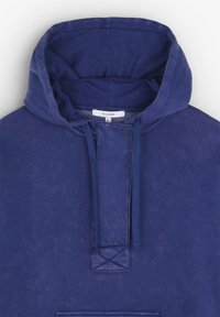 Marineblauwe hoodie met een grote capuchon, trekkoord, voorzak en knopdetails. Gemaakt van zacht, gestructureerd stof. Etiket leest "SCALPERS."