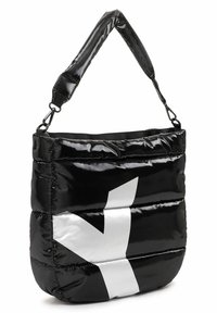Sac épaule noir brillant matelassé avec une large bandoulière et un grand design de flèche géométrique blanche sur le devant.
