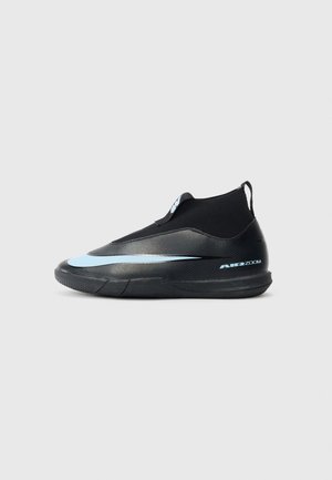 Svart lågtoppad träningsskor med ljusblå Nike-swoosh och texten "Air Zoom", med ett halkfritt sock-liknande övre och en strukturerad sula.