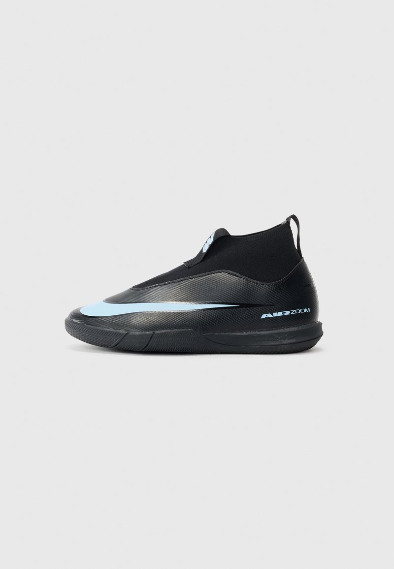 Baskets basses noires avec un swoosh Nike bleu clair et le texte "Air Zoom", dotées d'une tige en chaussette et d'une semelle texturée.