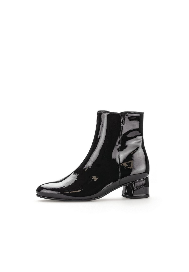 Schwarze patentierte Lederstiefel mit spitzer Zehenpartie und Blockabsatz. Glatte Textur mit einem eleganten Finish und minimalistischen Design.