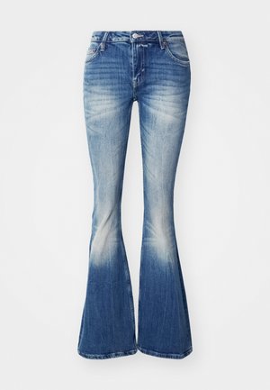 Blå utsvängda jeans i denim med en urtvättad yta. Funktioner inkluderar en åtsittande midja, femfickdesign och lätt slitning vid fållarna.