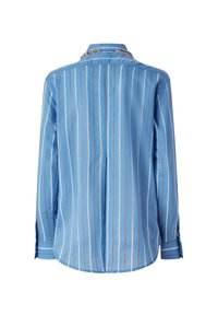 Camicia a righe blu con maniche lunghe, caratterizzata da righe verticali in azzurro chiaro e bianco, e un colletto arrotondato con decorazioni sul retro.