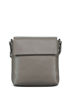 Sac bandoulière en cuir gris avec fermeture à rabat et sangle réglable, affichant un logo de marque embossé discret près du bas au centre.