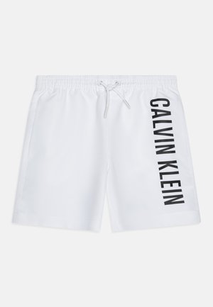 Shorts de baie albe cu talie elastică și șnur. Prezentarea unui logo vertical negru "CALVIN KLEIN" pe partea dreaptă. Textură netedă.