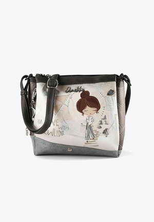 Umhängetasche mit verstellbarem Riemen, zeigt ein Cartoon-Mädchen mit Dutt-Frisur, Text und abstrakten geometrischen Mustern in Beige- und Grautönen.