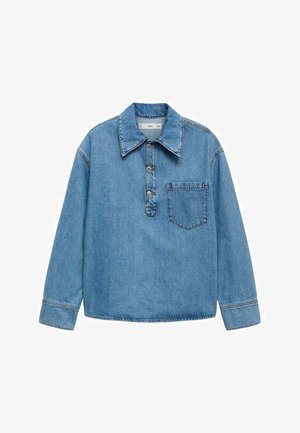 Camicia in denim azzurro chiaro con colletto a punta, patta con bottoni e una tasca singola sul petto. Presenta maniche lunghe e una vestibilità rilassata.