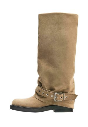 Halve laars van tan suède met een zwarte platte zool en een sierlijke band met metalen gesp rond de enkel.