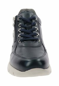 Czarne skórzane sneakersy z granatowymi sznurowadłami, metalowymi oczkami, zamkiem bocznym i białą gumową podeszwą, pokazane z przodu.