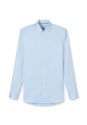Hellblaues langärmliges Hemd mit Knopfleiste, spitzem Kragen und Manschetten, flach auf weißem Hintergrund liegend.